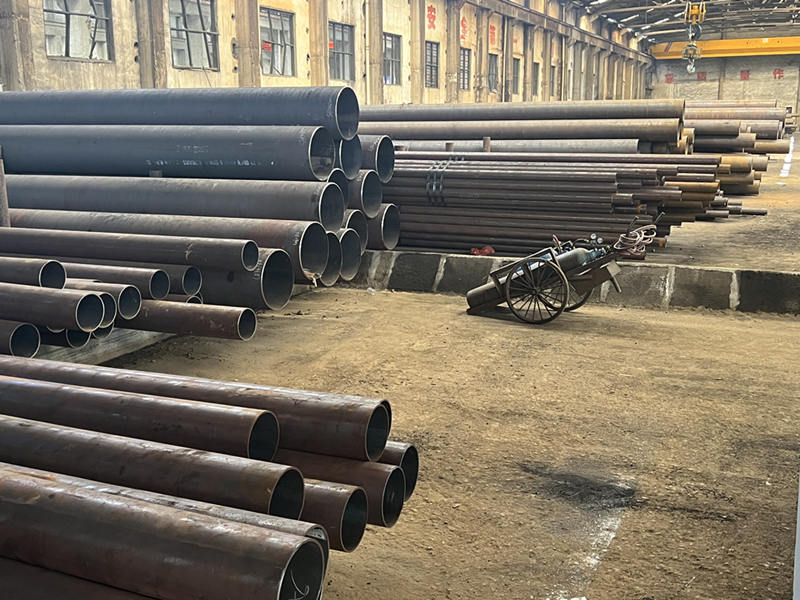 一批批無縫管正從盛仕達(dá)倉(cāng)庫(kù)運(yùn)出